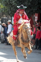 Viernes 19 de enero del 2018. Venustiano Carranza. Los Carrerantes de La San Bartolomé de los Llanos. Cabalgando y ataviados de rojo y cascabeles, los indí­genas recorren las calles entre las iglesias de San Sebastián y San Pedro durante la ví­spera de 