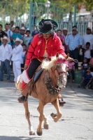 Viernes 19 de enero del 2018. Venustiano Carranza. Los Carrerantes de La San Bartolomé de los Llanos. Cabalgando y ataviados de rojo y cascabeles, los indí­genas recorren las calles entre las iglesias de San Sebastián y San Pedro durante la ví­spera de 