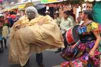 Martes 17 de mayo. El tradicional recorrido del Carretón de San Pascualito Rey recorre esta mañana las calles del sur de la ciudad visitando las antiguas ermitas de la cofradía de la etnia zoque en la ciudad de Tuxtla Gutiérrez.