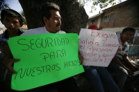 Padres de familia de alumnos de la Secundaria Técnica No 4 de Venustiano Carranza se manifiestan esta tarde para protestar ante las autoridades por la falta de seguridad en el sistema educativo de esta localidad y denuncian las agresiones sufridas en un m