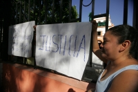 Padres de familia de alumnos de la Secundaria Técnica No 4 de Venustiano Carranza se manifiestan esta tarde para protestar ante las autoridades por la falta de seguridad en el sistema educativo de esta localidad y denuncian las agresiones sufridas en un m