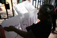 Padres de familia de alumnos de la Secundaria Técnica No 4 de Venustiano Carranza se manifiestan esta tarde para protestar ante las autoridades por la falta de seguridad en el sistema educativo de esta localidad y denuncian las agresiones sufridas en un m
