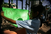 Padres de familia de alumnos de la Secundaria Técnica No 4 de Venustiano Carranza se manifiestan esta tarde para protestar ante las autoridades por la falta de seguridad en el sistema educativo de esta localidad y denuncian las agresiones sufridas en un m