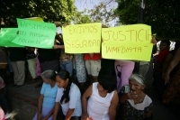 Padres de familia de alumnos de la Secundaria Técnica No 4 de Venustiano Carranza se manifiestan esta tarde para protestar ante las autoridades por la falta de seguridad en el sistema educativo de esta localidad y denuncian las agresiones sufridas en un m