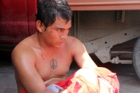 Lunes 7 de agosto del 2017. Tuxtla Gutiérrez. Un ladrón es detenido y desnudado esta mañana en pleno centro de la ciudad. El carterista fue entregado a las corporaciones policiacas en las cercanis del mercado viejo.