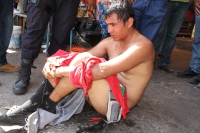 Lunes 7 de agosto del 2017. Tuxtla Gutiérrez. Un ladrón es detenido y desnudado esta mañana en pleno centro de la ciudad. El carterista fue entregado a las corporaciones policiacas en las cercanis del mercado viejo. Lunes 7 de agosto del 2017. Tuxtla Gutiérrez. Un ladrón es detenido y desnudado esta mañana en pleno centro de la ciudad. El carterista fue entregado a las corporaciones policiacas en las cercanis del mercado viejo.