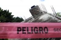 Domingo 30 de agosto del 2020. Tuxtla Gutiérrez. Una construcción colapsa durante la noche. Las fuertes lluvias han ocasionado el reblandecimiento de varias partes del muro de contención del afluente del Rio Sabinal en el Libramiento Norte