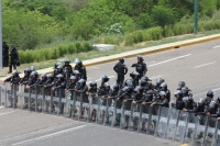 Lunes 8 de junio del 2015. Tuxtla Gutiérrez. La PFP resguarda la caseta de cobro de la autopista a San Cristóbal de las Casas, durante la manifestación magisterial de este medio dÃa. Lunes 8 de junio del 2015. Tuxtla Gutiérrez. La PFP resguarda la caseta de cobro de la autopista a San Cristóbal de las Casas, durante la manifestación magisterial de este medio dÃa.
