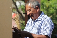 Sábado 23 de diciembre del 2017. Tuxtla Gutiérrez. Las familias de a comunidad indí­gena Zoque se reúnen alrededor de la Ermita del Cerrito donde elaboran los Joyonaques tejiendo las flores que adornaran los altares durante la ceremonia de La Casita y 