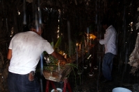 Viernes 8 de diciembre del 2017. Tuxtla Gutiérrez. La Siembra de la Casita Zoque. Los miembros de la comunidad indí­gena zoque construyen una estructura de hoja de plátano donde colocan semillas dentro del ritual premonitorio del ciclo agrí­cola del añ