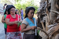 Viernes 8 de diciembre del 2017. Tuxtla Gutiérrez. La Siembra de la Casita Zoque. Los miembros de la comunidad indí­gena zoque construyen una estructura de hoja de plátano donde colocan semillas dentro del ritual premonitorio del ciclo agrí­cola del añ