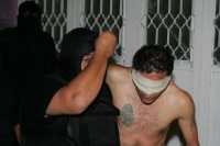 Elementos de las corporaciones policíacas realizan un operativo de identificación de una casa de seguridad de presuntos Zetas en una colonia del oriente norte deteniendo a dos personas quienes aseguradas en la tarde de este día.