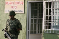 Elementos del ejercito mexicano y fiscales federales realizan un operativo sorpresa en las instalaciones de la Asociación Cultural de Chiapas ubicada en la 4ª norte poniente Tuxtla. El vocero de esta organización informó a los medio este operativo fue rea