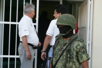 Elementos del ejercito mexicano y fiscales federales realizan un operativo sorpresa en las instalaciones de la Asociación Cultural de Chiapas ubicada en la 4ª norte poniente Tuxtla. El vocero de esta organización informó a los medio este operativo fue rea