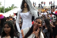 Jueves 24 de octubre del 2019. Tuxtla Gutiérrez. Bellas catrinas y jóvenes espantos pintan de negro y alegría la avenida central