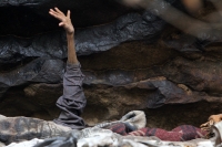 Marzo 5 de 2014. Tuxtla Gutiérrez. Un anciano pasa sus últimos días en la cueva que ha habitado desde que saliera en libertad del antiguo penal de Cerro Hueco hace más de 20 años. Enfermo y sin poder reintegrarse socialmente ha vivido en la zona de la res