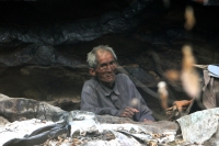 Marzo 5 de 2014. Tuxtla Gutiérrez. Un anciano pasa sus últimos dÃas en la cueva que ha habitado desde que saliera en libertad del antiguo penal de Cerro Hueco hace más de 20 años. Enfermo y sin poder reintegrarse socialmente ha vivido en la zona de la res Marzo 5 de 2014. Tuxtla Gutiérrez. Un anciano pasa sus últimos dÃas en la cueva que ha habitado desde que saliera en libertad del antiguo penal de Cerro Hueco hace más de 20 años. Enfermo y sin poder reintegrarse socialmente ha vivido en la zona de la res