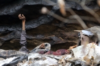 Marzo 5 de 2014. Tuxtla Gutiérrez. Un anciano pasa sus últimos días en la cueva que ha habitado desde que saliera en libertad del antiguo penal de Cerro Hueco hace más de 20 años. Enfermo y sin poder reintegrarse socialmente ha vivido en la zona de la res