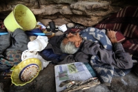 Marzo 5 de 2014. Tuxtla Gutiérrez. Un anciano pasa sus últimos días en la cueva que ha habitado desde que saliera en libertad del antiguo penal de Cerro Hueco hace más de 20 años. Enfermo y sin poder reintegrarse socialmente ha vivido en la zona de la res