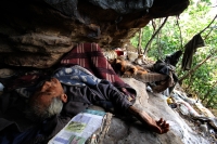 Marzo 5 de 2014. Tuxtla Gutiérrez. Un anciano pasa sus últimos días en la cueva que ha habitado desde que saliera en libertad del antiguo penal de Cerro Hueco hace más de 20 años. Enfermo y sin poder reintegrarse socialmente ha vivido en la zona de la res