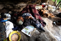 Marzo 5 de 2014. Tuxtla Gutiérrez. Un anciano pasa sus últimos días en la cueva que ha habitado desde que saliera en libertad del antiguo penal de Cerro Hueco hace más de 20 años. Enfermo y sin poder reintegrarse socialmente ha vivido en la zona de la res