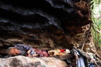 Marzo 5 de 2014. Tuxtla Gutiérrez. Un anciano pasa sus últimos días en la cueva que ha habitado desde que saliera en libertad del antiguo penal de Cerro Hueco hace más de 20 años. Enfermo y sin poder reintegrarse socialmente ha vivido en la zona de la res