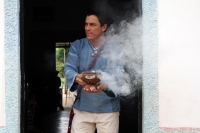 Sábado 8 de julio del 2017. Tuxtla Gutiérrez. Celebración zoque de las Chavelitas. La casa de doña Magnolia en Plan de Ayala recibe alrededor de su altar a la comunidad zoque quienes realizan los rituales propios de las imágenes de  Santa Isabel de Hungrí