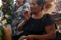 Sábado 8 de julio del 2017. Tuxtla Gutiérrez. Celebración zoque de las Chavelitas. La casa de doña Magnolia en Plan de Ayala recibe alrededor de su altar a la comunidad zoque quienes realizan los rituales propios de las imágenes de  Santa Isabel de Hungrí