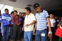 Trabajadores de Salud de los Hospitales se desangran en la entrada del edificio del gobierno para  protestar y dar a conocer el paro que realizan en Ciudad Salud desde hace varias semanas.