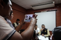 Jueves 5 de abril del 2018. Tuxtla Gutiérrez. Poco a poco los celulares están sustituyendo las cámaras fotográficas; en la imagen un lente descansa a lado de los dispositivos móviles que transmiten en vivo una conferencia de prensa de militantes del 