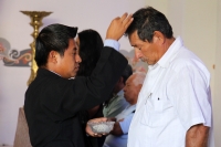 Miércoles 1 de marzo del 2017. Tuxtla Gutiérrez. Con fervor católico, los feligreses reciben la imposición de las cenizas elaboradas con las palmas bendecidas durante las jornadas de semana santa del año pasado
