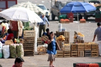 viernes 4 de marzo. Los jovenes pepenadores del la Central de Abastos de la ciudad de Tuxtla Gutiérrez conviven en las mañanas donde toman un descanzo para tomar alimentos que provee la Asociación Mexicana de Bancos de Alimentos.