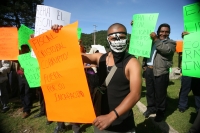 Martes 27 de agosto del 2013.. San Cristóbal de las Casas. Indígenas tsotsiles de la comunidad evangélica de la zona norte de esta colonial ciudad se manifiestan en las afueras del CERESO número 5 para exigir la excarcelación de los líderes detenidos en l