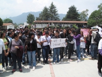 San Cristóbal de Las Casas, Chis. 16 de Mayo. Un pequeño grupo de estudiantes del CBTIS 92, ubicado en San Cristóbal de Las Casas, apoyó este lunes la salida de la directora Jerónima Toledo Villalobos.