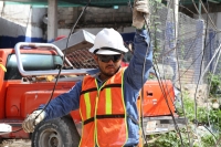 Lunes 23de julio del 2018. Tuxtla Gutiérrez. Trabajadores de la Comisión Federal de Electricidad trabajan para restablecer la corriente eléctrica en la colonia Albania Baja, en Tuxtla Gutiérrez, Chiapas, luego de que la lluvia registrada la tarde del 