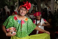Martes 13 de enero del 2015. Chiapa de Corzo. Durante la segunda salida de Chuntaes, los danzantes recorren las calles personificando y satirizando personajes públicos para llenar las calles de alegría y colorido en el inicio en la Fiesta Grande de Chiapa