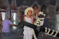 Viernes 30 de marzo del 2018. Chiapa de Corzo. Los Chamales de la Ribera del rí­o Grande. Las ofrendas de flores de mayo, de coyol y bugambilias son trasladadas en procesión hacia la iglesia de Santo Domingo donde Los Chamales son usados en la elaboracií