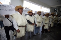 Pre candidatos del municipio de Chamula se menifiestan esta tarde en las oficinas del PRI en esta ciudad.