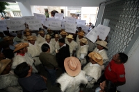 Pre candidatos del municipio de Chamula se menifiestan esta tarde en las oficinas del PRI en esta ciudad.