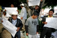 Pre candidatos del municipio de Chamula se menifiestan esta tarde en las oficinas del PRI en esta ciudad.