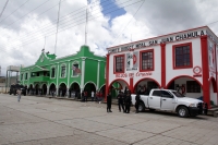 Sábado 23 de julio del 2016. San Juan Chamula. Elementos de las corporaciones policiacas resguardan la plaza de San Juan después de enfrentamiento donde murieran autoridades de este municipio cuando los parajes y comunidades exigían los recursos económico