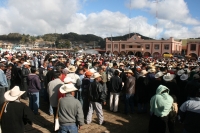 Lunes 3 de enero. Indigenas Chamulas se concentran en la plaza de San Juan para una de las primeras sesiones del cabildo donde se decide la detención y encarcelamiento de varios ex funcionarios municipales quienes incumplieron con la entrega y la comproba Lunes 3 de enero. Indigenas Chamulas se concentran en la plaza de San Juan para una de las primeras sesiones del cabildo donde se decide la detención y encarcelamiento de varios ex funcionarios municipales quienes incumplieron con la entrega y la comproba