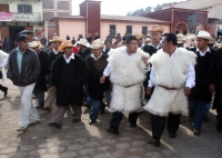 Lunes 3 de enero. Indigenas Chamulas se concentran en la plaza de San Juan para una de las primeras sesiones del cabildo donde se decide la detención y encarcelamiento de varios ex funcionarios municipales quienes incumplieron con la entrega y la comproba