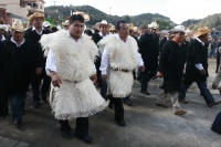 Lunes 3 de enero. Indigenas Chamulas se concentran en la plaza de San Juan para una de las primeras sesiones del cabildo donde se decide la detención y encarcelamiento de varios ex funcionarios municipales quienes incumplieron con la entrega y la comproba