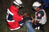 Foto/Fredy MartÃn: Comitán, Chis; 6 de febrero.- Un grupo de turistas originarios de Huehuetenango, Guatemala, se accidentó cuando la camioneta en que viajaba volcó a la altura del Instituto Tecnológico de Comitán, cuando el chofer perdió el control de la Foto/Fredy MartÃn: Comitán, Chis; 6 de febrero.- Un grupo de turistas originarios de Huehuetenango, Guatemala, se accidentó cuando la camioneta en que viajaba volcó a la altura del Instituto Tecnológico de Comitán, cuando el chofer perdió el control de la