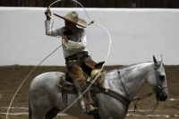 Lunes 17 de octubre del 2016. Tuxtla Gutiérrez. Antes de la inauguración del Foro Chiapas continúan las prácticas de los charros que participaran en el Torneo Nacional de Charrería mientras los trabajadores realizan las últimas soldaduras a la estructura 