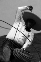 Lunes 17 de octubre del 2016. Tuxtla Gutiérrez. Antes de la inauguración del Foro Chiapas continúan las prácticas de los charros que participaran en el Torneo Nacional de Charrería mientras los trabajadores realizan las últimas soldaduras a la estructura 
