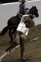 Lunes 17 de octubre del 2016. Tuxtla Gutiérrez. Antes de la inauguración del Foro Chiapas continúan las prácticas de los charros que participaran en el Torneo Nacional de Charrería mientras los trabajadores realizan las últimas soldaduras a la estructura 
