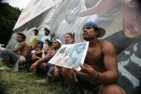 Jueves 9 de septiembre. Los jóvenes que trabajan cargando bultos de arena en las cercanías del Sabinal, posan con su fotografía este medio día orgullosos de poder aportar a la comunidad su esfuerzo.