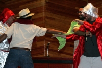 La pela del siglo...! Ulises Mandujano "El Dandy Perez" vs "El periquillo" Navo, lectura de cuentos y poesía que se llevó a cabo esta noche en el Centro Cultural Jaime Sabines.